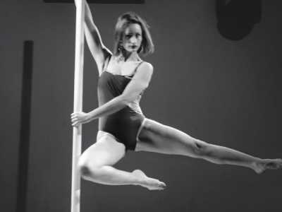 Severina durante un'acrobazia sul palo